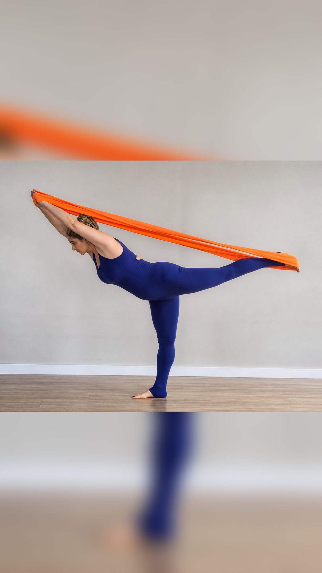 Exercício de equilíbrio com faixa laranja Infinity Bands